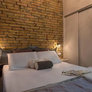 queen-regina-apartments-1.inbudapesthotels.com/
